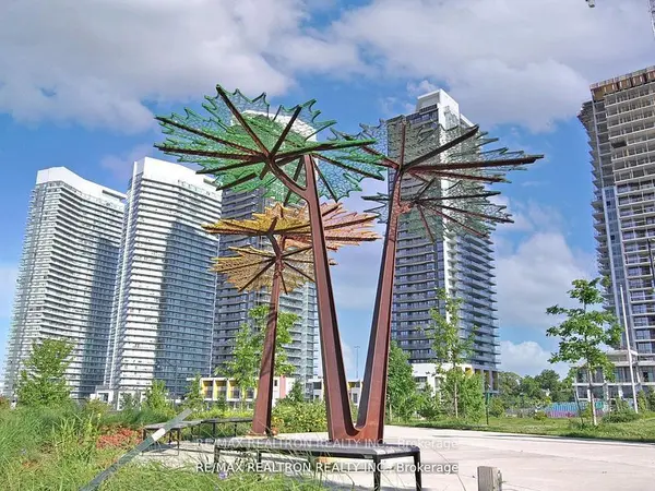95 McMahon DR #Th515, Toronto C15, ON M2K 0H2