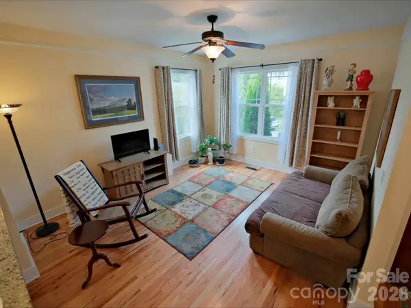 3 Byrdcliffe LN, Asheville, NC 28805