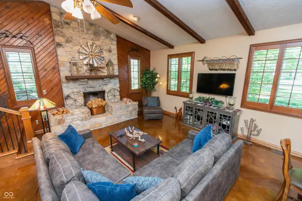 6553 Lana CT E, New Palestine, IN 46163