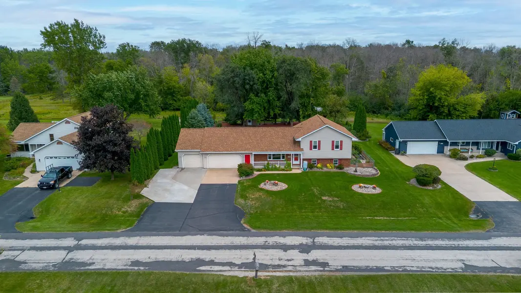 N1576 EVENING STAR DR, Greenville, WI 54942