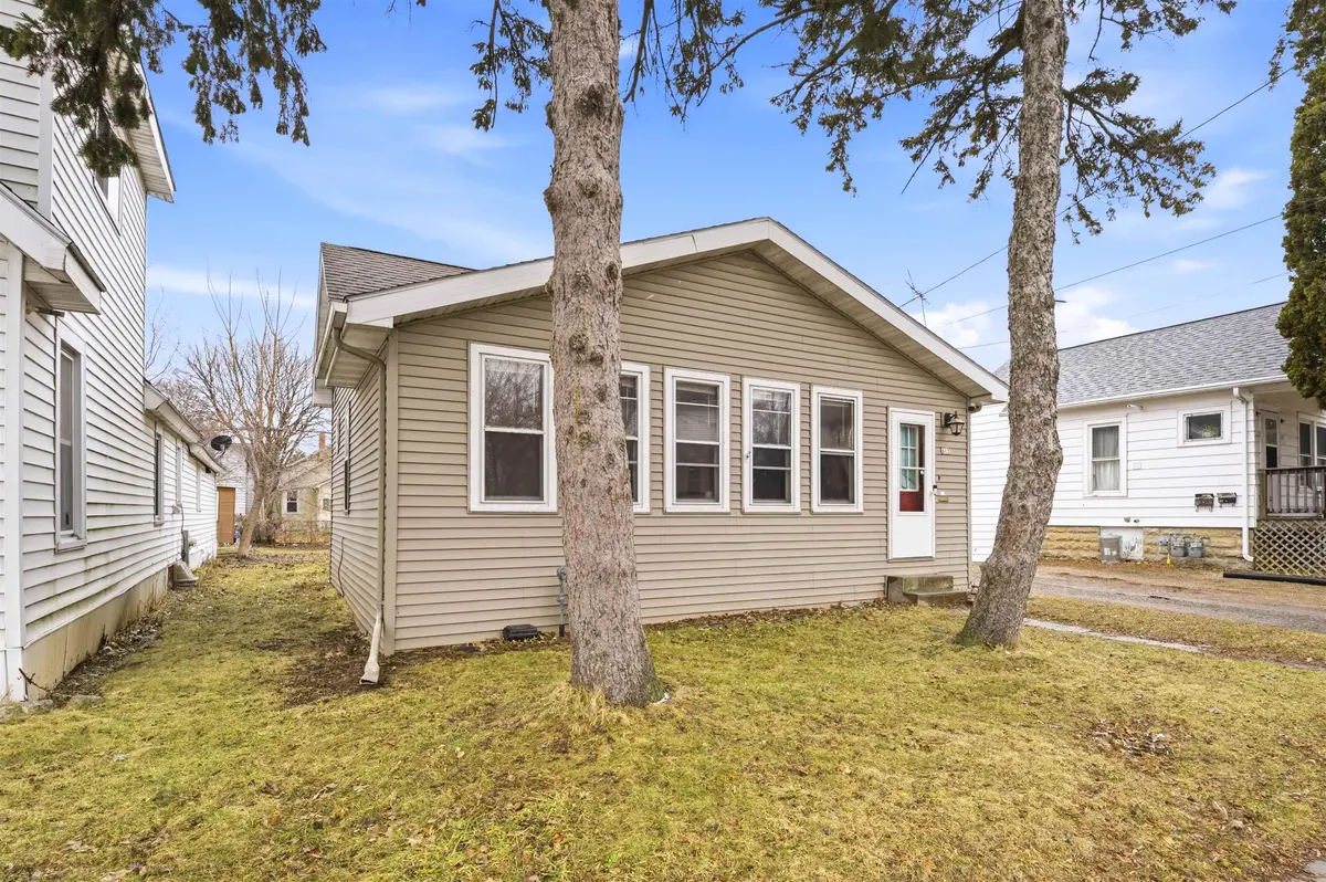 613 SHAWANO AVE, Oshkosh, WI 54901