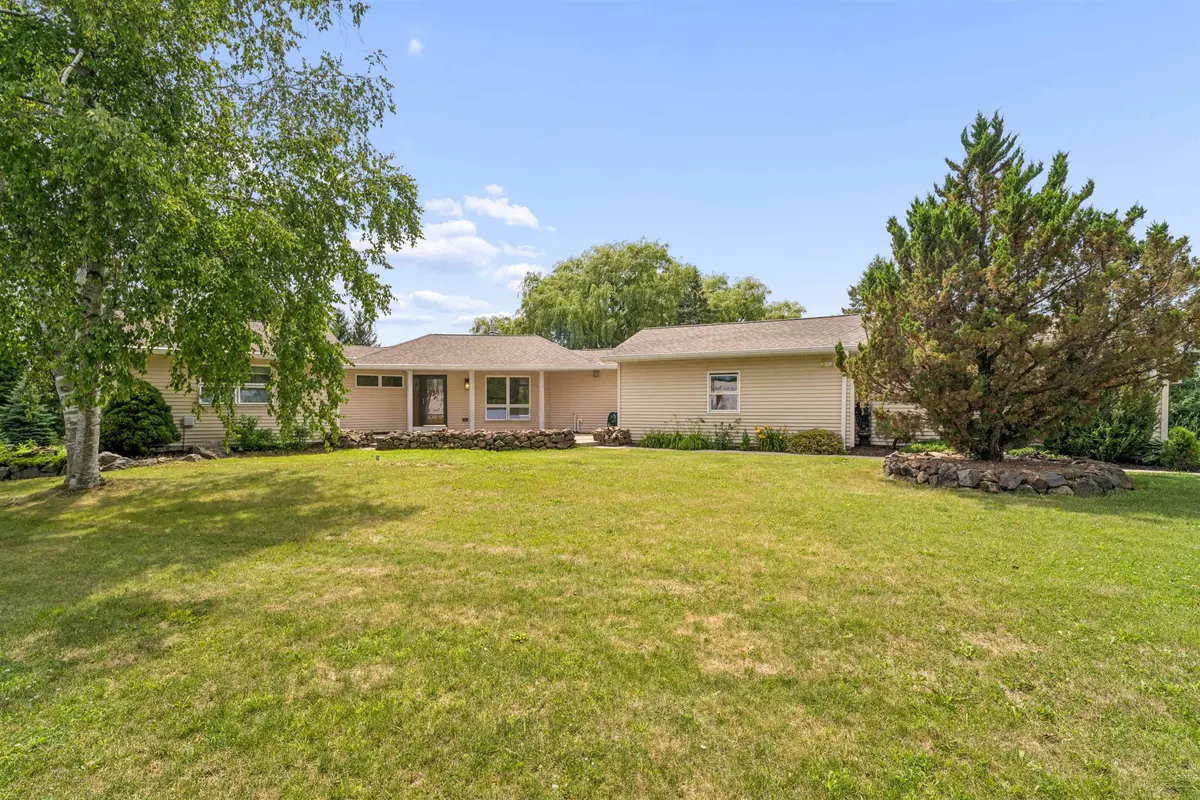 N1998 N RIVER RD, Campbellsport, WI 53010