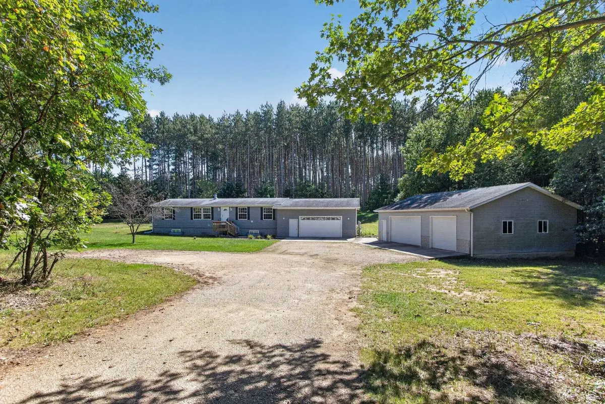 W4877 CHICAGO DR, Redgranite, WI 54970