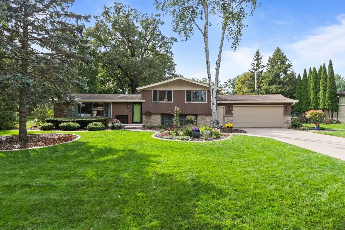 2663 WOODCREST DR, Neenah, WI 54956