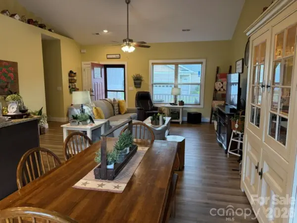 27 Day Lilly CT, Hendersonville, NC 28739