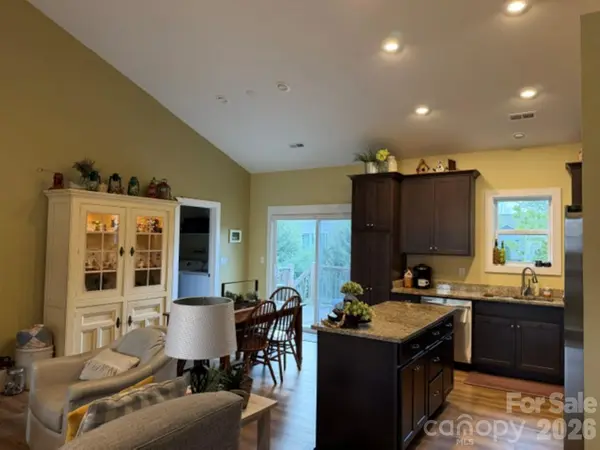 27 Day Lilly CT, Hendersonville, NC 28739