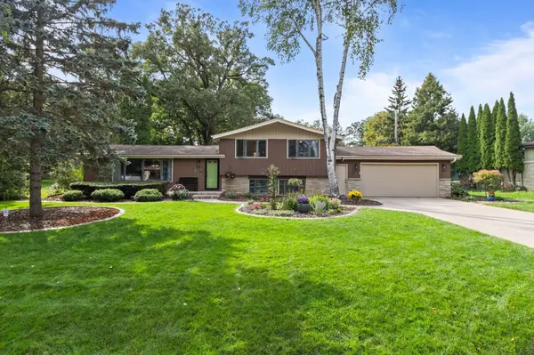 2663 WOODCREST DR, Neenah, WI 54956