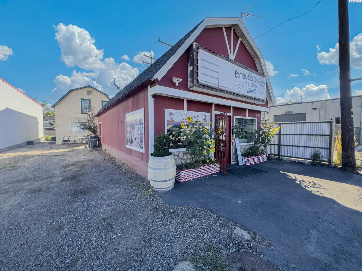 517 Grant Ave, Sunnyside, WA 98944