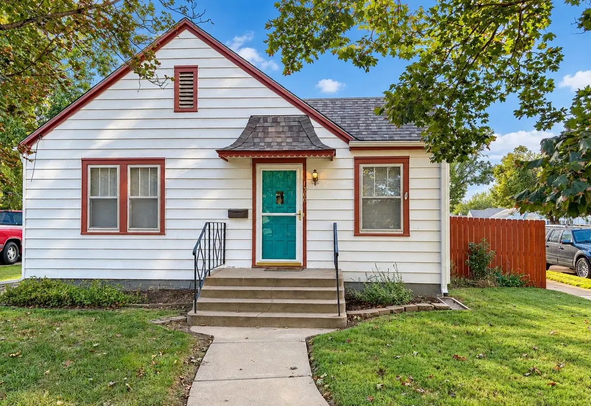 1300 Pershing St, Salina, KS 67401