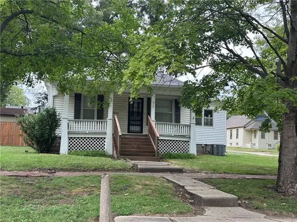 210 E Shawnee ST, Paola, KS 66071