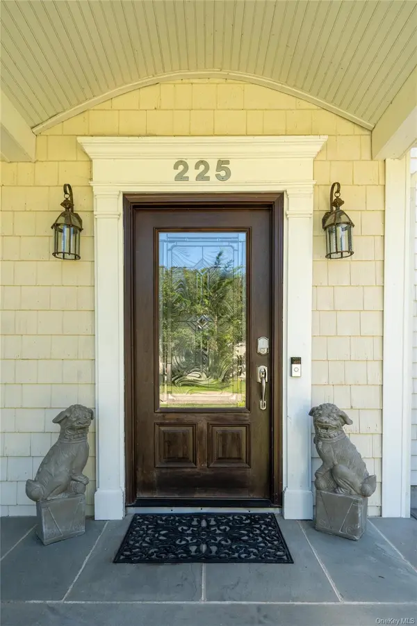 225 Marion LN, East Marion, NY 11939