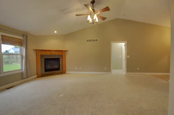2215 W 59th ST, Davenport, IA 52806