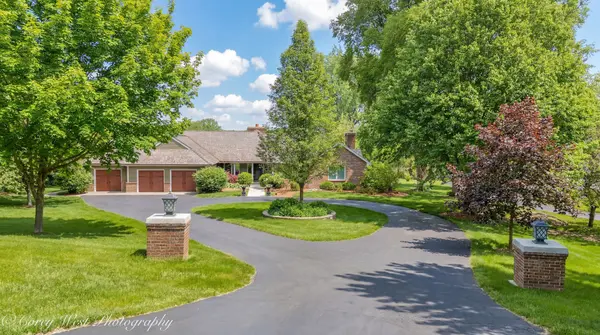 39W944 Deer Run DR, St. Charles, IL 60175