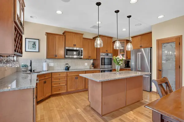 15211 Plumstone DR, Eden Prairie, MN 55347