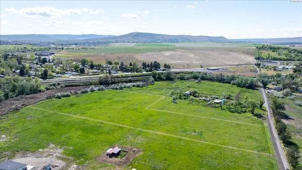 62727 E Grover PR NE, West Richland, WA 99353