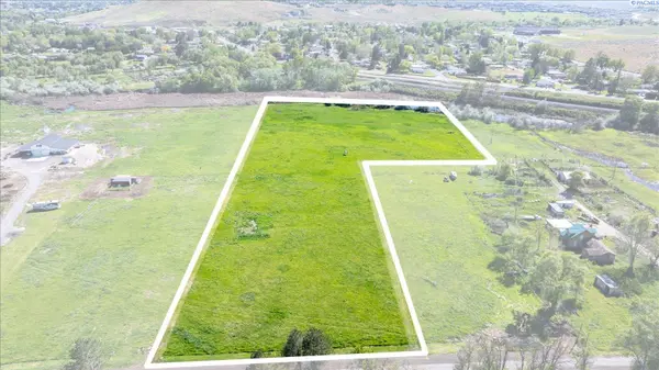 62727 E Grover PR NE, West Richland, WA 99353