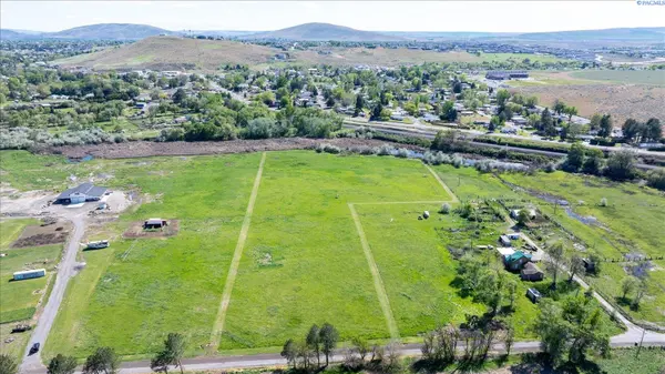 62727 E Grover PR NE, West Richland, WA 99353