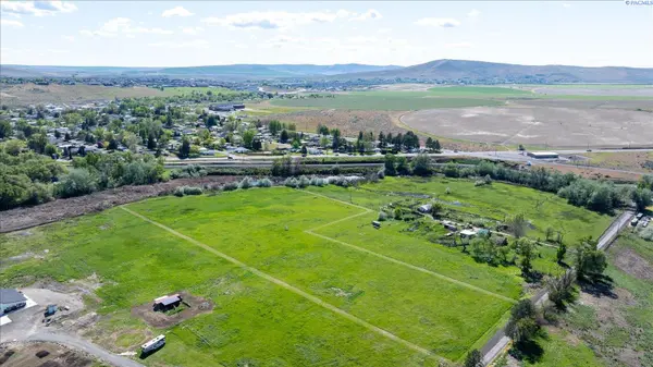62727 E Grover PR NE, West Richland, WA 99353