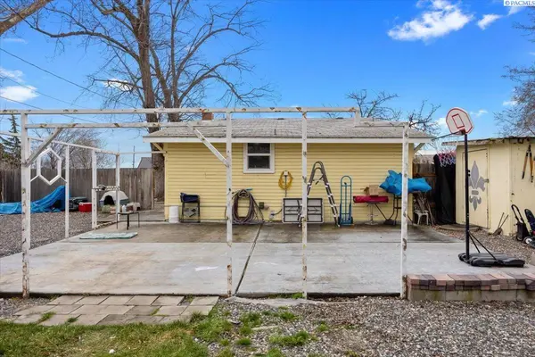 412 W Grand Ronde Ave, Kennewick, WA 99336