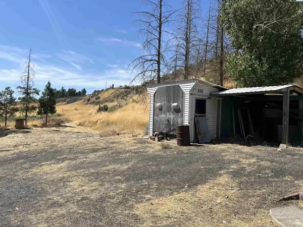 211 Kahlotus Lake Road, Kahlotus, WA 99335