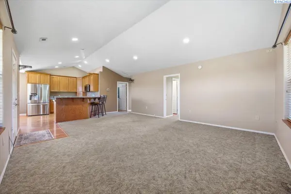 72405 E 3rd Ave, Plymouth, WA 99346