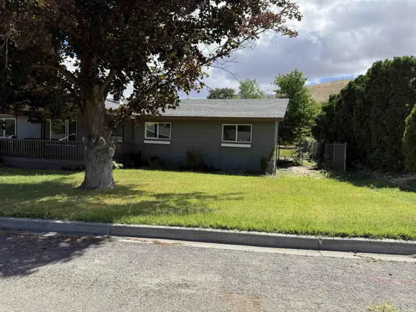 1336 Scenic Dr, Prosser, WA 99350