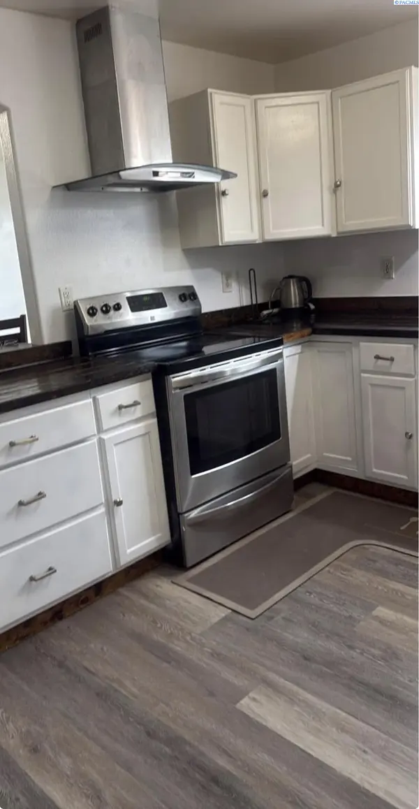 1017 S 10th ST, Sunnyside, WA 98944