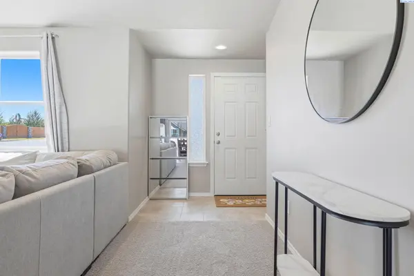 121 Bitters Loop, Grandview, WA 98930
