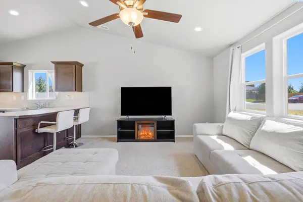 121 Bitters Loop, Grandview, WA 98930