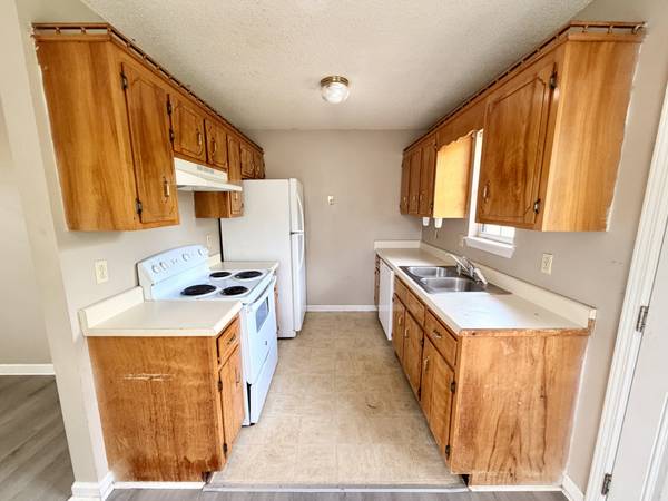 2064 Carneal Ln, Oak Grove, KY 42262