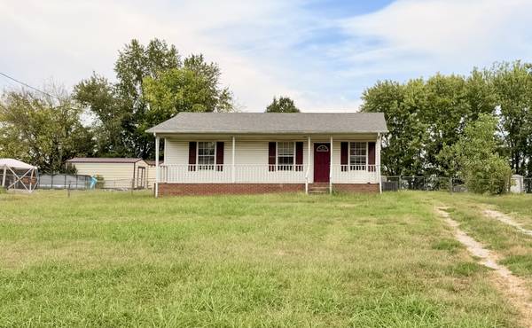 2064 Carneal Ln, Oak Grove, KY 42262