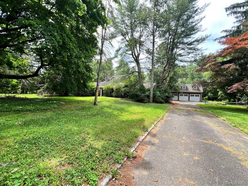7 Locust LN, Upper Brookville, NY 11545