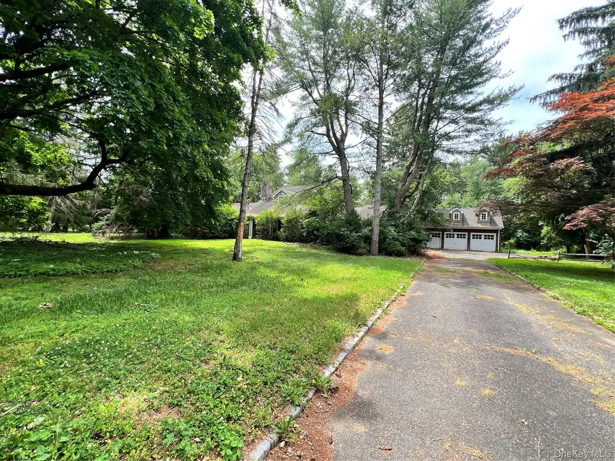 7 Locust LN, Upper Brookville, NY 11545