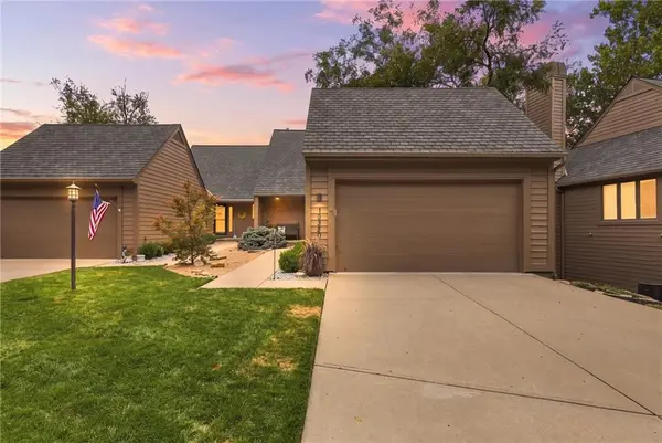 10330 S Clubside CT, Olathe, KS 66061