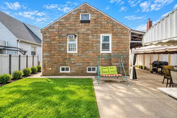 5 Park PL, Valley Stream, NY 11580