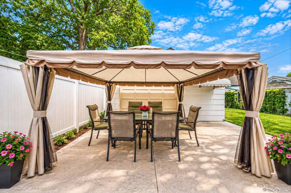 5 Park PL, Valley Stream, NY 11580