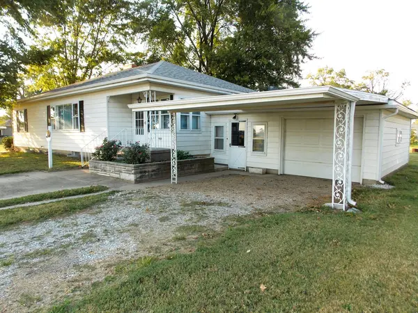 210 E 4th ST, Hoffman, IL 62250