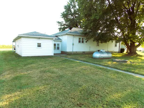 210 E 4th ST, Hoffman, IL 62250