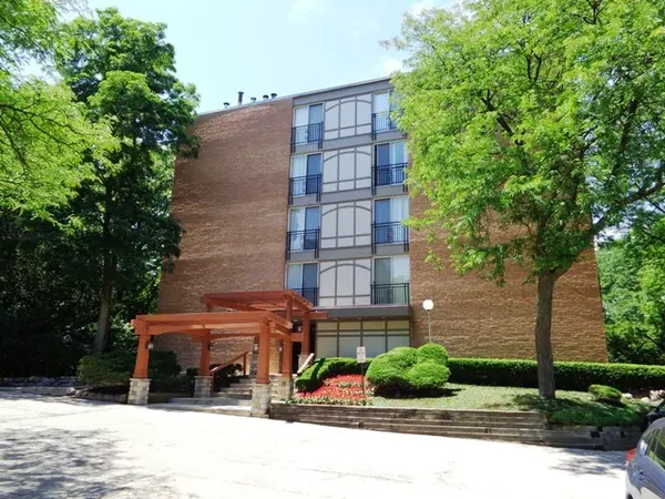 5810 Oakwood DR #5G, Lisle, IL 60532