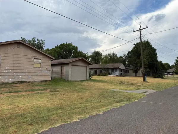 121 E Perry LN, Mustang, OK 73064