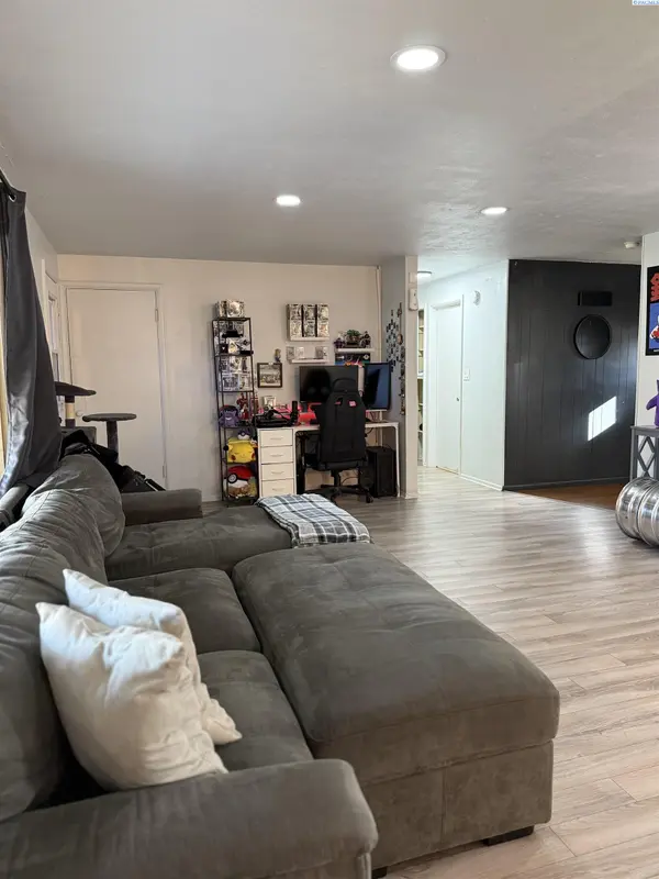 1326 W 4th Ave, Kennewick, WA 99336