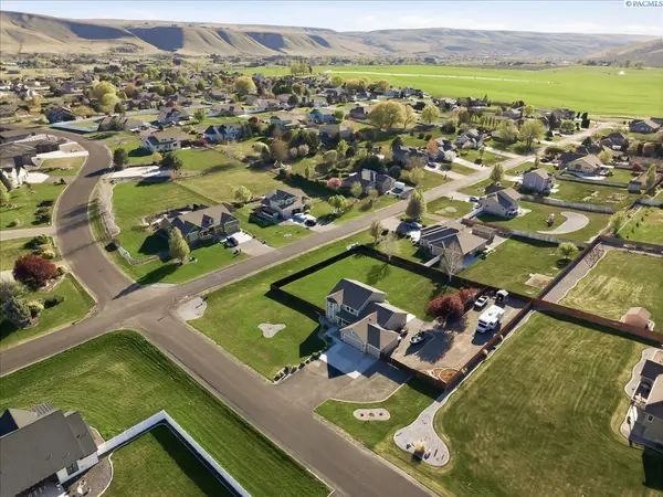 18214 S Cottonwood Springs Blvd., Kennewick, WA 99338