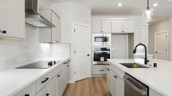 1334 Kalani Ct, West Richland, WA 99353