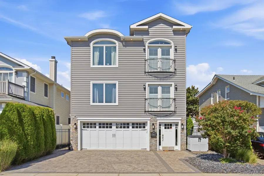 241 W Pine ST, Long Beach, NY 11561