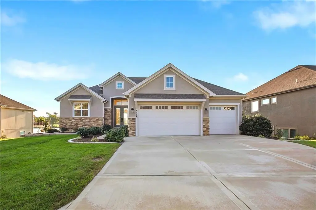 4313 Lakeshore DR, Basehor, KS 66007