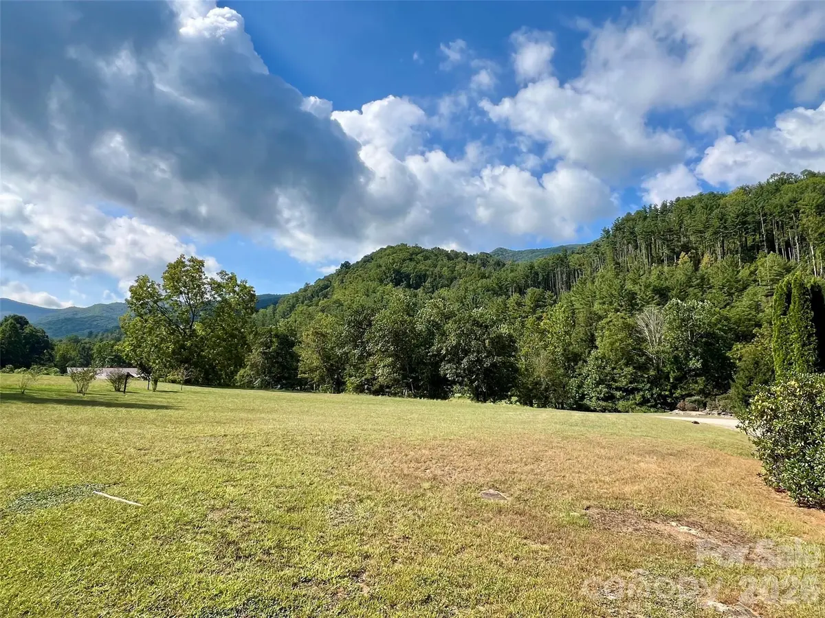 000 Shining Rock DR #2, Canton, NC 28716