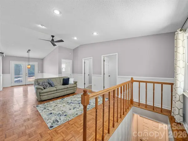 102 Phillips RD, Spruce Pine, NC 28777