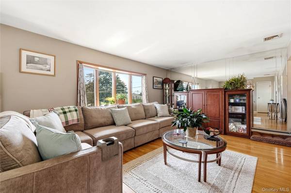 29 Suffolk RD #A, Massapequa, NY 11758