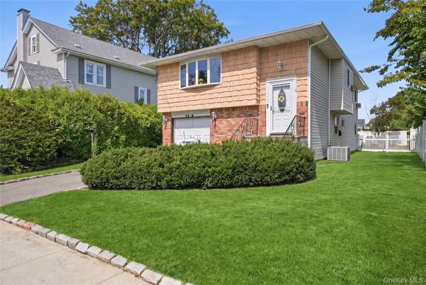 29 Suffolk RD #A, Massapequa, NY 11758