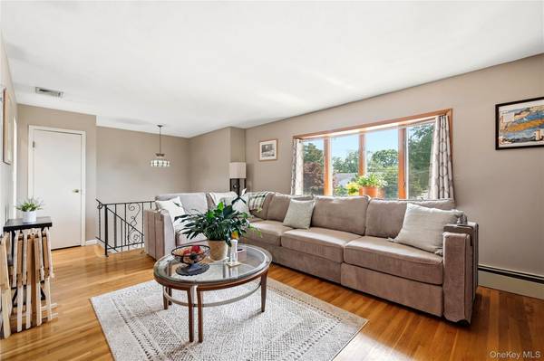 29 Suffolk RD #A, Massapequa, NY 11758